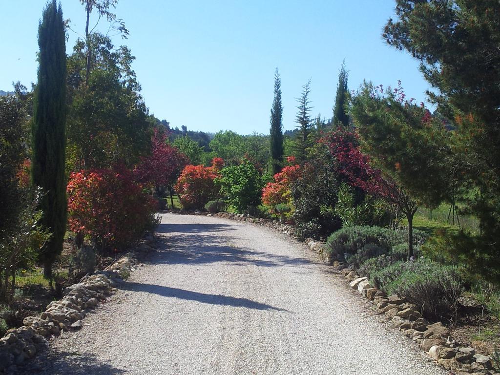 Lamanderie En Provence Acomodação com café da manhã Alleins Exterior foto